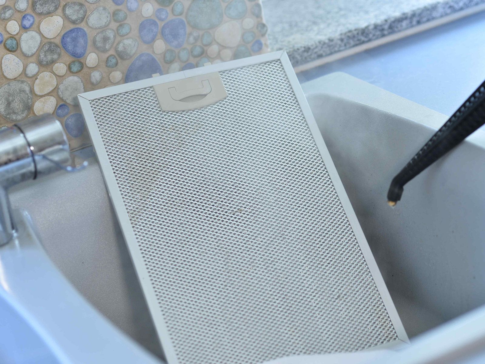 mct greenclean: Dunstabzugsfilter wird im Becken mit Dampf gereinigt