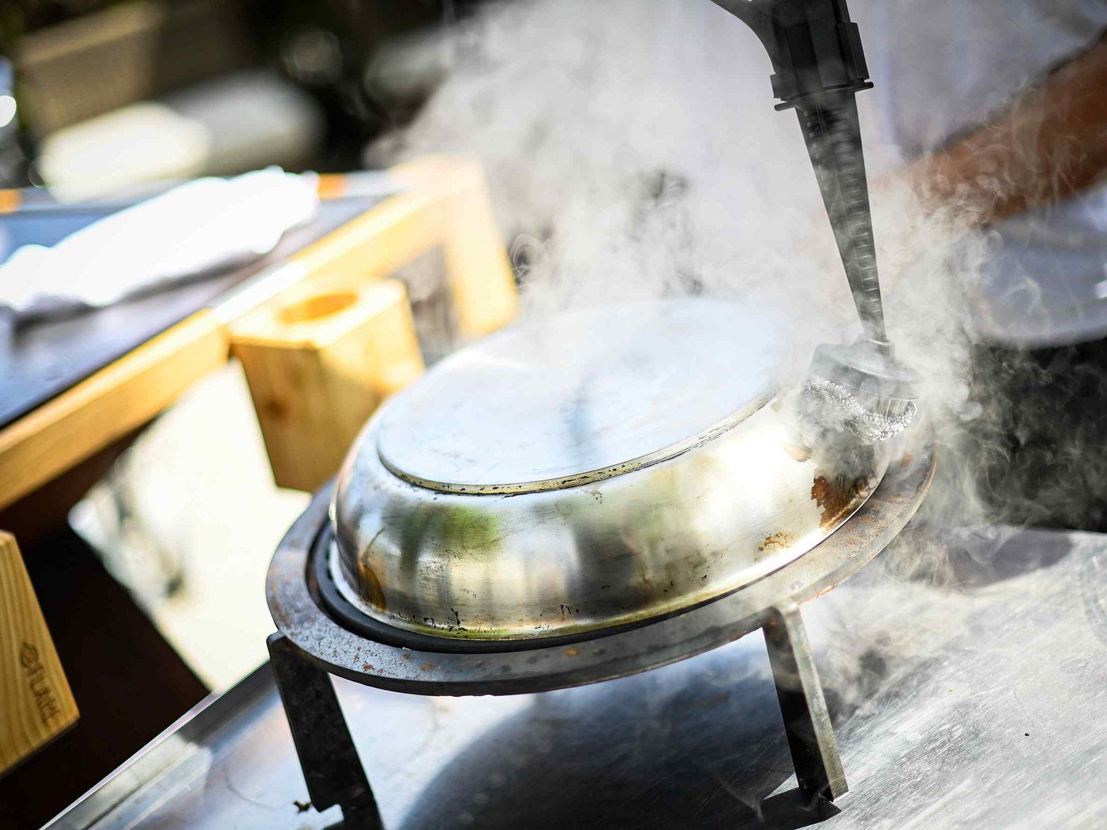 mct greenclean in der Grossküche: Küchengerät wird mit Dampf gereinigt