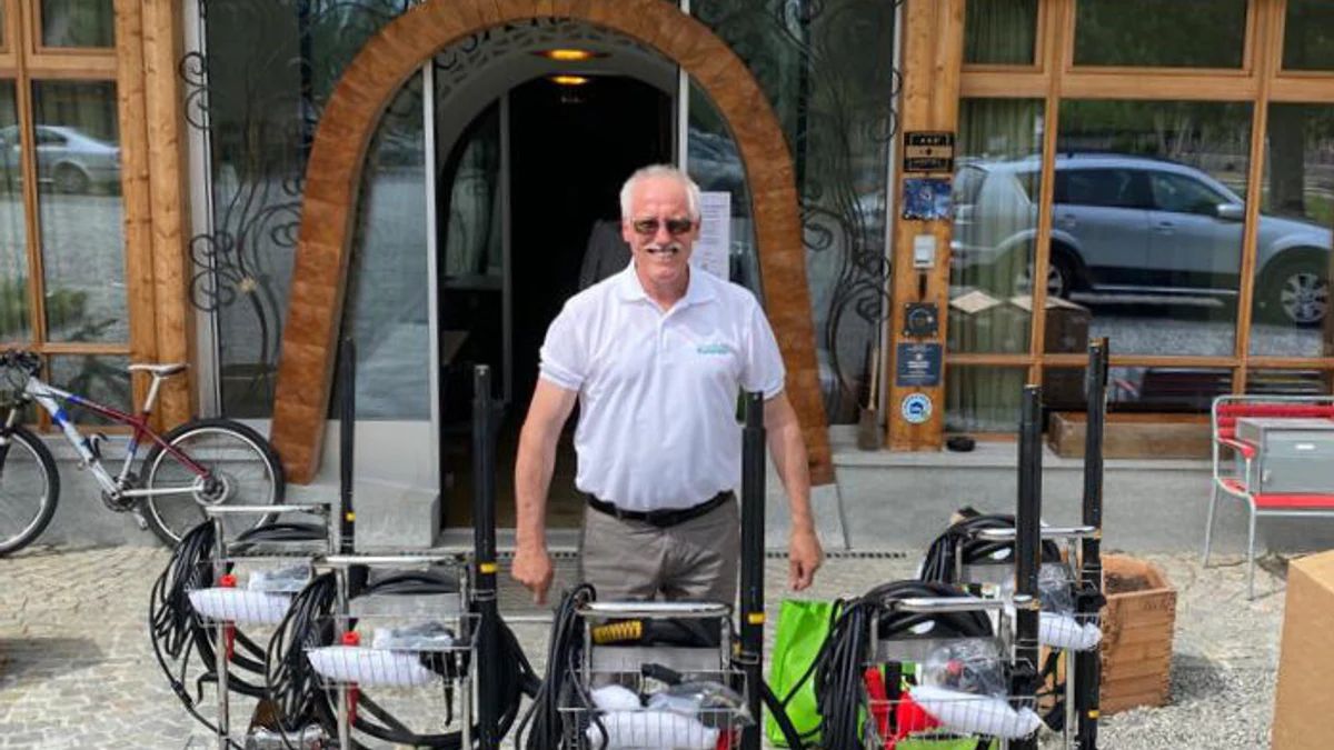Hotelier mit Microcleanern vor dem Hotel Chesa Randolina